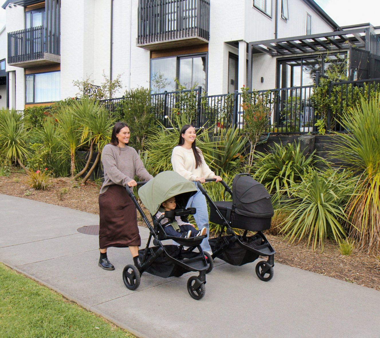 Two mothers and babies with Oscar Nu and Carry Cot 3